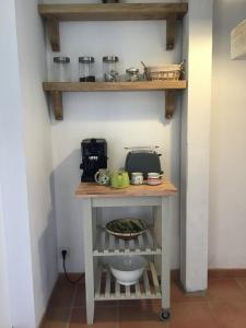 uma cozinha com uma mesa e comodidades para preparar café em Mas de Bruget em Catus