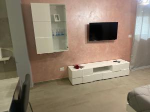 TV a/nebo společenská místnost v ubytování B&B Elles con parcheggio interno