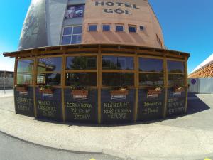 um edifício com muitas janelas em frente em Hotel Gól Prostějov em Prostějov