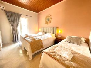 Postel nebo postele na pokoji v ubytování Oasis Beach Club + 77 fotografií