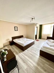 Ένα ή περισσότερα κρεβάτια σε δωμάτιο στο Pensiune Venetia Mariaj
