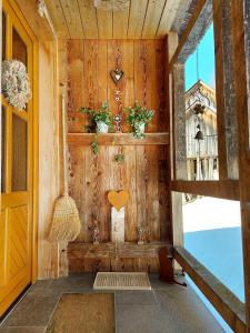 Habitación con pared de madera y ventana en Haus Annerl en Grundlsee