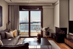 Χώρος καθιστικού στο Monopolio Waterfront Apartment with Sea View, by ZanteWize