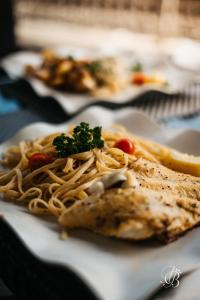 einen Teller Pasta und Gemüse auf dem Tisch in der Unterkunft Hotel am Bahnhof in Weilburg