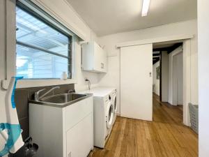Kuchyň nebo kuchyňský kout v ubytování Jettycove Beach House