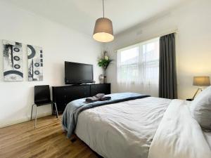 Postel nebo postele na pokoji v ubytování Jettycove Beach House