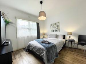 Postel nebo postele na pokoji v ubytování Jettycove Beach House