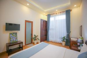 Postel nebo postele na pokoji v ubytování Rose Valley Hotel Da Lat Vietnam