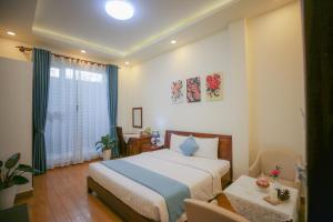 Postel nebo postele na pokoji v ubytování Rose Valley Hotel Da Lat Vietnam