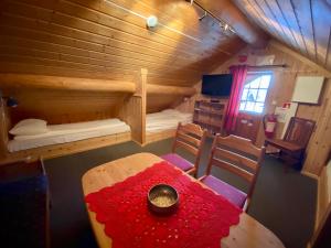 Camera con tavolo e 2 letti a castello. di Hakkesetstølen Fjellstugu a Geilo