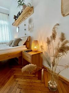 クルジュ・ナポカにあるCamino Homeのベッドルーム1室(ベッド1台、ランプ付きテーブル付)