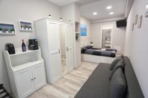 sala de estar con sofá y dormitorio en AG Luxury Rooms, en Giardini Naxos