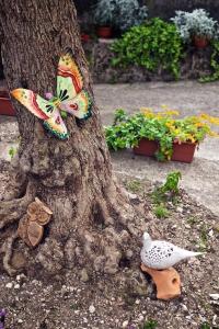 drzewo z maską motyla na bagażniku w obiekcie Le Perine 6 w mieście Valdobbiadene