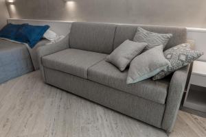 un sofá con almohadas en la sala de estar en EUROPA Hotel, en Vasto
