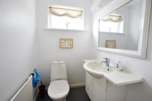 Ein Badezimmer in der Unterkunft Liljulon - Views - Location