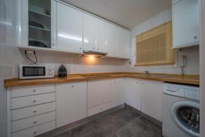 Kuchyň nebo kuchyňský kout v ubytování HomeHolidaysRentals Eiffel - Costa Barcelona