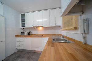Kuchyň nebo kuchyňský kout v ubytování HomeHolidaysRentals Eiffel - Costa Barcelona