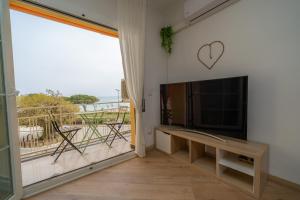 TV a/nebo společenská místnost v ubytování HomeHolidaysRentals Eiffel - Costa Barcelona