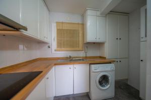 Kuchyň nebo kuchyňský kout v ubytování HomeHolidaysRentals Eiffel - Costa Barcelona