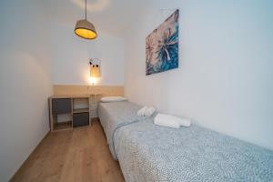 Postel nebo postele na pokoji v ubytování HomeHolidaysRentals Eiffel - Costa Barcelona