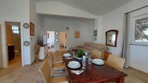 uma sala de jantar e sala de estar com mesa e cadeiras em Casa Blanca em Chiclana de la Frontera