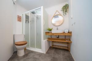 Koupelna v ubytování HomeHolidaysRentals Eiffel - Costa Barcelona + 37 fotografií