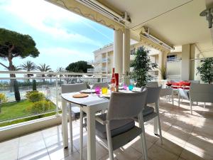 a white table and chairs on a balcony with a view at L'appartement Royal Palm in Cannes