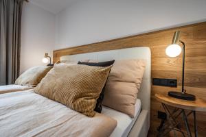 A bed or beds in a room at Studio Alpendomizil Ahorn