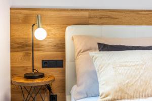 A bed or beds in a room at Studio Alpendomizil Ahorn