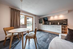 A kitchen or kitchenette at Studio Alpendomizil Ahorn