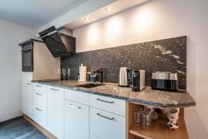 A kitchen or kitchenette at Studio Alpendomizil Ahorn