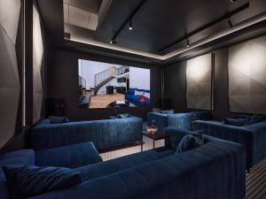 een woonkamer met blauwe banken en een spiegel bij DuoStay in Tartu