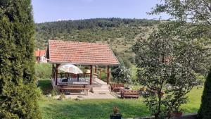 um gazebo no meio de um campo em Szakál Vendégház em Aggtelek