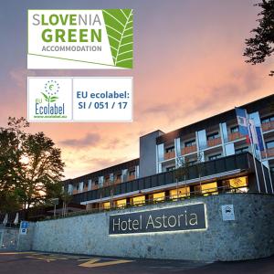un bâtiment avec un panneau indiquant un hôtel astoria dans l'établissement Hotel Astoria Superior, à Bled