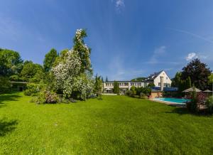 The swimming pool at or close to Landhaus Hindenburg