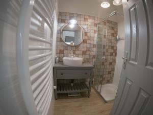 A bathroom at Bíborlak 7