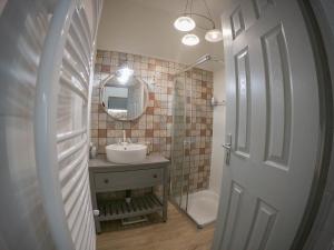 A bathroom at Bíborlak 7