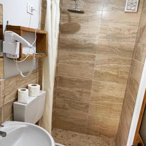 uma casa de banho com um WC e um lavatório em Boga Alpine Resort em Bogë