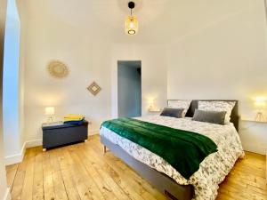 ein Schlafzimmer mit einem großen Bett und einem Nachttisch in der Unterkunft Montignac-Lascaux - Les Pierres d'Alexandre in Montignac