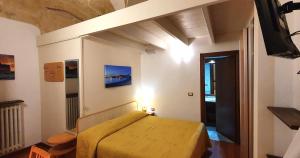 sypialnia z łóżkiem w pokoju w obiekcie B&B Viaprimaldo Camere w mieście Otranto