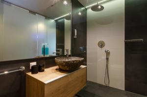 a bathroom with a bowl sink and a shower at LupoApartments Kosynierów Dostęp na Kod in Łódź