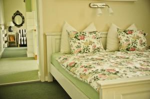 A bed or beds in a room at Landhaus Hindenburg