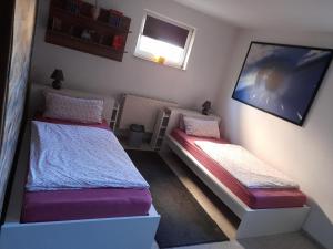 Meyenburg的住宿－Zimmervermietung Bully，一间卧室设有两张床和窗户。