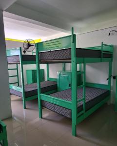 Krevet ili kreveti na kat u jedinici u objektu Mega Hostel Mirissa