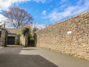 a large stone wall next to a building at Windyridge in Settle