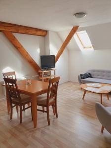 ein Wohnzimmer mit einem Tisch und einem Sofa in der Unterkunft Ferienhof Meier, Fewo Pusteblume in Eversmeer