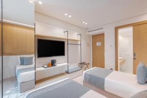 Cette chambre comprend un lit et une télévision à écran plat. dans l'établissement Assaafa Hotel, à Médine