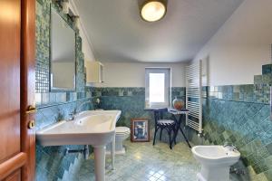 ein Badezimmer mit zwei Waschbecken und einer Toilette in der Unterkunft Apartments Villa Delia in Medulin