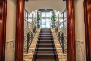 una escalera que conduce a un edificio en The Britannia Hotel en Roma