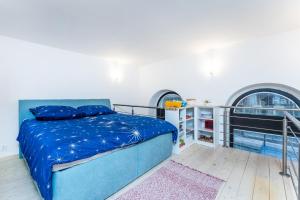 een slaapkamer met een bed en een balkon bij Get Prague Flat Stepanska in Praag